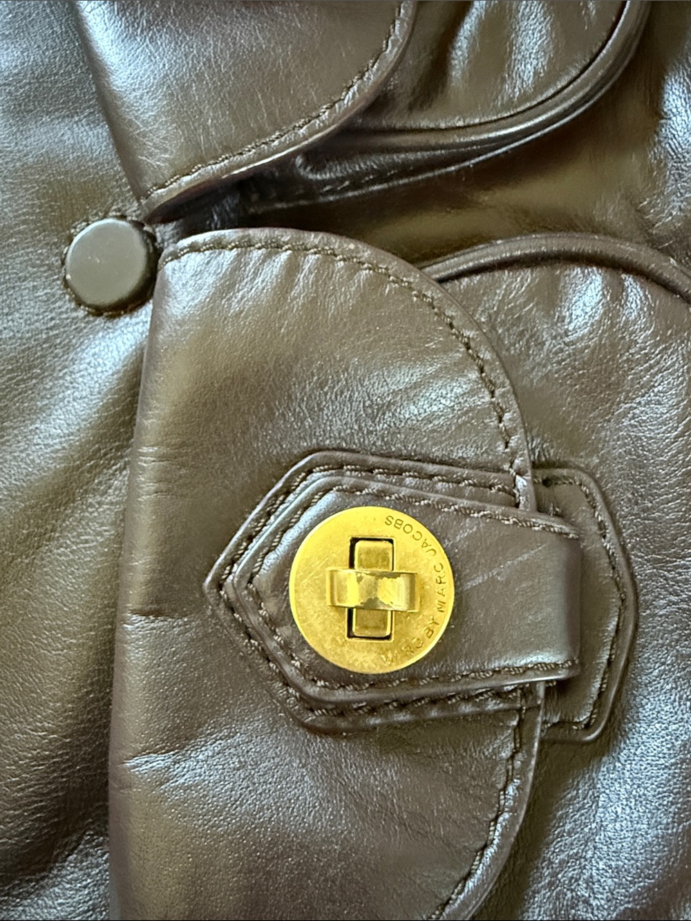 Marc By Marc Jacobs Chocolate Brown Leather Shoulder Bag with Gold Hardware - Picture 12 of 12
